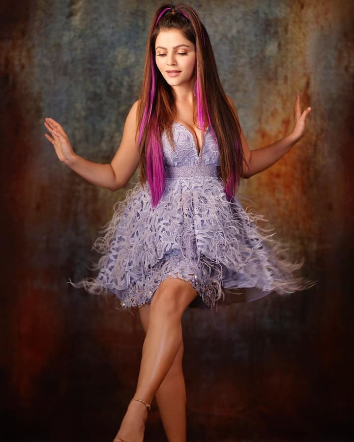 शॉर्ट ड्रेस घालून रुबिनाने बार्बी लूक कॅरी केलाय. (photo: rubinadilaik/ig)