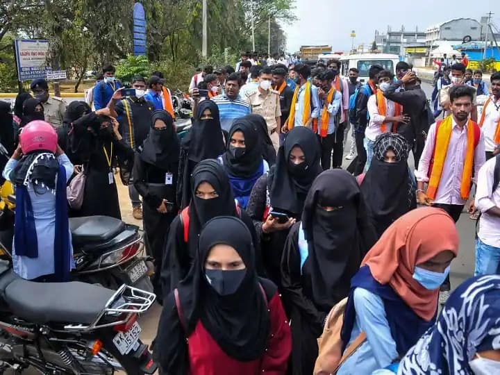 Karnataka Minority Welfare Department restrains students of schools from wearing saffron shawls, scarfs, hijab until further orders Karnataka Hijab Controversy: విద్యాసంస్థల్లో హిజాబ్, కాషాయ కండువాలు ధరించవద్దు, కర్ణాటక మైనారిటీ శాఖ కీలక ఆదేశాలు