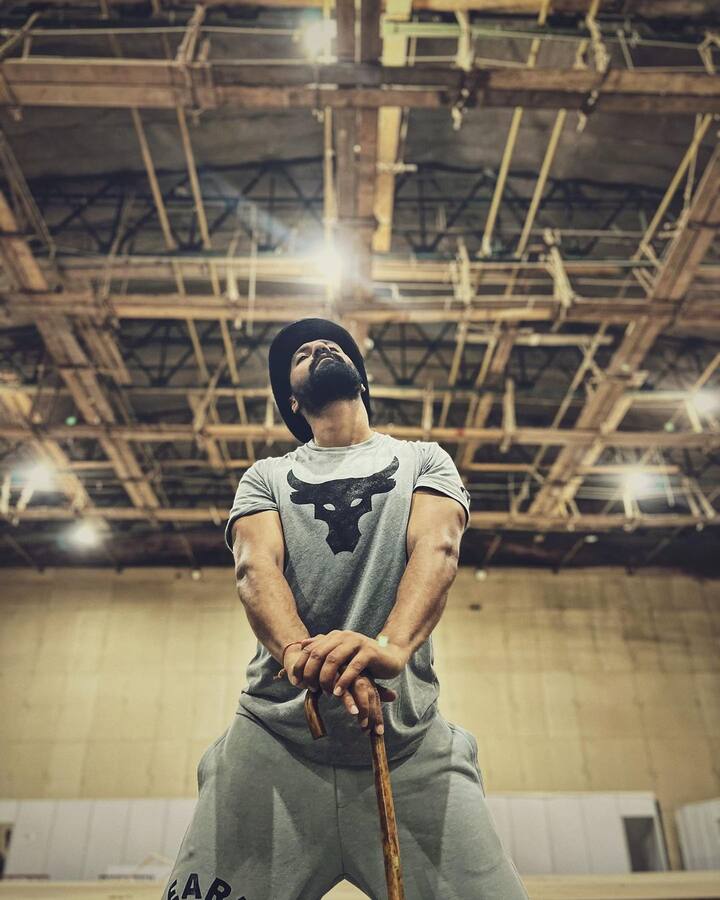 Vicky Kaushal's next projects include Sam Bahadur, The Great Indian Family, and Govinda Naam Mera. But we would love to know, what he is hiding in this look. Is this a new movie look or something else? (Image: Instagram/vickykaushal09)