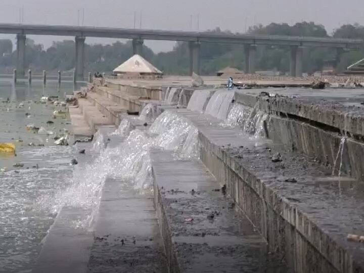 Godavari river in Nanded became sewage polluted water of 26 nallas in the city directly into the river due to municipal corporation negligence नांदेडमधील गोदावरी नदीला गटाराचे स्वरुप, पालिकेच्या अनास्थेमुळे शहरातील 26 नाल्यांचे प्रदूषित पाणी थेट नदीत