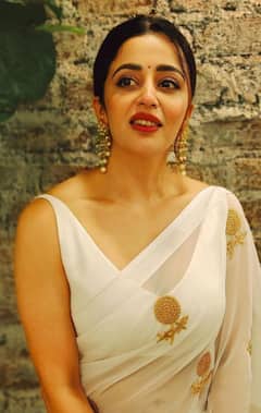 In Pics : साडीमध्ये अधिकच खुलतं नेहाचं सौंदर्य; चाहते घायाळ!