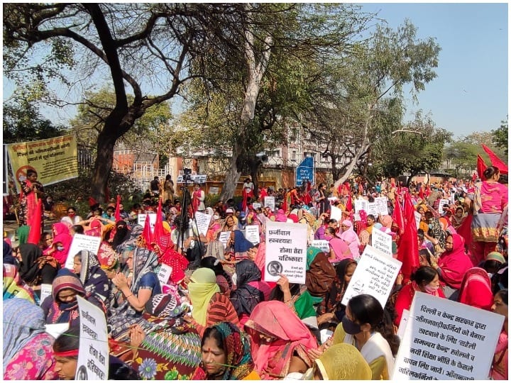 Delhi Anganwadi Workers Strike continue demanding for regularization and increase honorarium ANN Delhi: बड़ी संख्या में आंगनबाड़ी वर्कर्स सीएम आवास के पास 18 दिनों से सड़कों पर डटीं, मानदेय बढ़ाने को लेकर प्रदर्शन