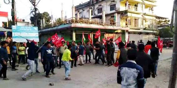 Cooch Behar: মাথাভাঙায় থানায় ঢুকে পুলিশের সামনেই সিপিএম কর্মী-সমর্থকদের বাঁশপেটা করার চেষ্টা! | Bangla News