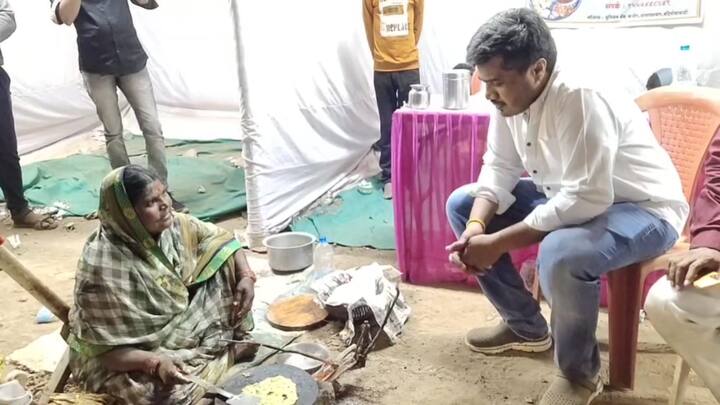 पुढे एक आजी चुलीवर धापाटे बनवताना पाहिल्यावर रोहित पवार यांनी त्यांच्याशी संवाद साधत चुलीवर धापाटेही बनविले आणि आपल्या कार्यकर्त्यांनी चव चाखायला सांगितले.