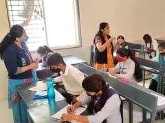MP Board Exam: इंदौर में 12वीं की परीक्षा में शामिल हुए इतने छात्र, कोरोना लक्षण वालों के लिए अलग से हुई व्यवस्था