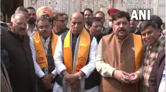 ਉੱਥੇ ਆਯੋਜਿਤ ਰੈਲੀ 'ਚ ਪਹੁੰਚੇ ਰਾਜਨਾਥ ਸਿੰਘ ਨੇ ਯੂਪੀ-ਬਿਹਾਰ 'ਤੇ ਸੀਐਮ ਚੰਨੀ ਦੇ ਬਿਆਨ 'ਤੇ ਤਿੱਖਾ ਨਿਸ਼ਾਨਾ ਸਾਧਿਆ। ਉਨ੍ਹਾਂ ਕਿਹਾ ਕਿ ਕਾਂਗਰਸ ਲੋਕਾਂ ਨੂੰ ਵੰਡ ਕੇ ਸੱਤਾ ਹਾਸਲ ਕਰਨਾ ਚਾਹੁੰਦੀ ਹੈ, ਜਦੋਂ ਚੰਨੀ ਬੋਲ ਰਹੇ ਸਨ ਤਾਂ ਪ੍ਰਿਅੰਕਾ ਗਾਂਧੀ ਉੱਥੇ ਸੀ, ਜਨਤਾ ਇਸ ਨੂੰ ਬਰਦਾਸ਼ਤ ਨਹੀਂ ਕਰੇਗੀ। ਕਾਂਗਰਸ ਨੇ ਪੰਜਾਬ ਨੂੰ ਲੁੱਟਿਆ ਤੇ ਦੂਜਾ ਦਿੱਲੀ ਤੋਂ ਆ ਕੇ ਇੱਥੇ ਸਰਕਾਰ ਬਣਾਉਣ ਦਾ ਦਾਅਵਾ ਕਰ ਰਿਹਾ ਹੈ।