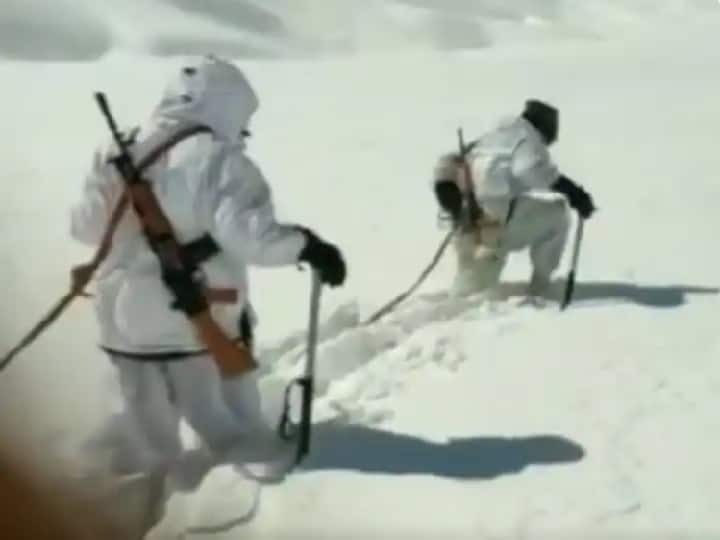 Indo-Tibetan Border Police ITBP personnel patrolling snow-bound area 15000 feet sub-zero temperatures Uttarakhand Himalayas video viral ITBP Viral Video: గస్తీ మే సవాల్! చైనా సరిహద్దుల్లో 15 వేల అడుగుల ఎత్తులో ఐటీబీపీ జవాన్ల పహారా