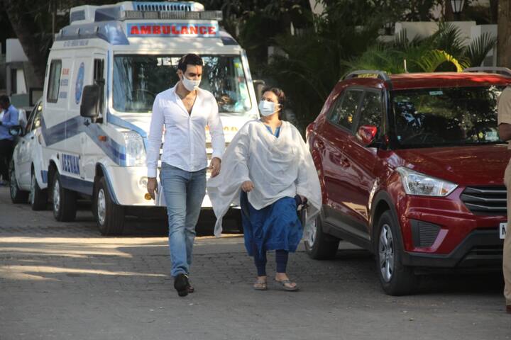 बप्पी दा के अंतिम संस्कार से पहले कई सेलेब्स उनके पार्थिव शरीर के दर्शन करने के लिए उनके घर गए थे. बॉलीवुड एक्ट्रेस काजोल (Kajol) बुधवार को अपनी मां तनुजा (Tanuja) के साथ बप्पी लाहिड़ी के घर गई थीं.