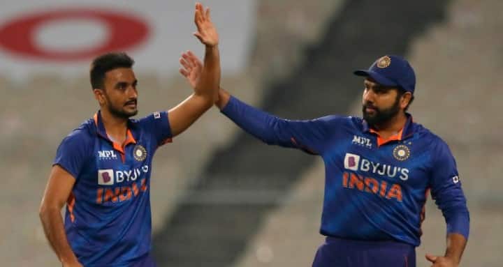 ஈடன்கார்டன் மைதனாத்தில் நடைபெற்ற இந்தப்போட்டியில் டாஸ் வென்ற இந்திய கிரிக்கெட் அணியின் கேப்டன் ரோகித் சர்மா முதலில் பந்துவீச்சை தேர்வு செய்தார்.