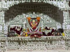 Gujarat : वरदायिनी देवीच्या मंदिराची डॉलरनं सजावट ; अमेरिकेहून भक्तानं पाठवल्या नोटा