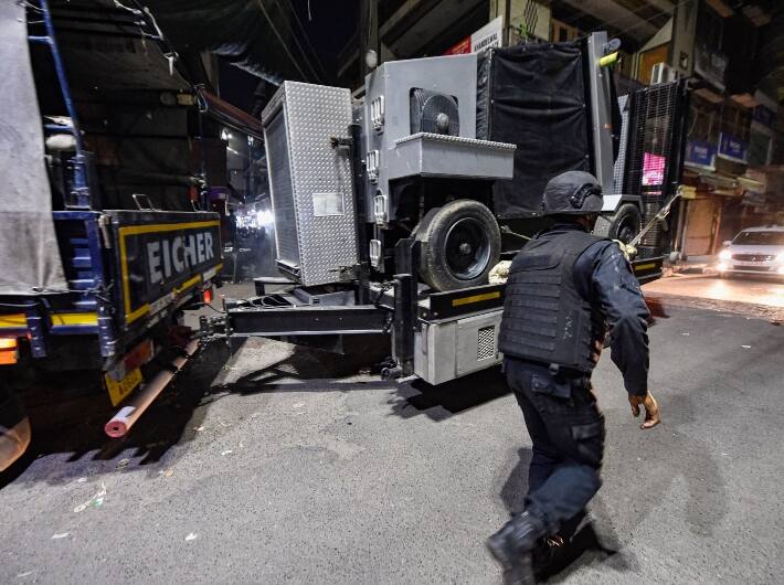 IED Found In Delhi: राजधानी दिल्ली के ओल्ड सीमापुरी (Old Seemapuri) इलाके में कुछ संदिग्ध आतंकियों के छिपे होने का इनपुट मिलने के बाद दिल्ली पुलिस (Delhi Police) की स्पेशल सेल ने वहां एक मकान पर रेड मारी. पुलिस जब यहां पहुंची तब तक संदिग्ध फरार हो चुके थे. मकान पर लगे ताले को तोड़कर पुलिस अंदर दाखिल हुई तो उन्हें एक संदिग्ध बैग और कुछ डॉक्यूमेंट हाथ लगे.