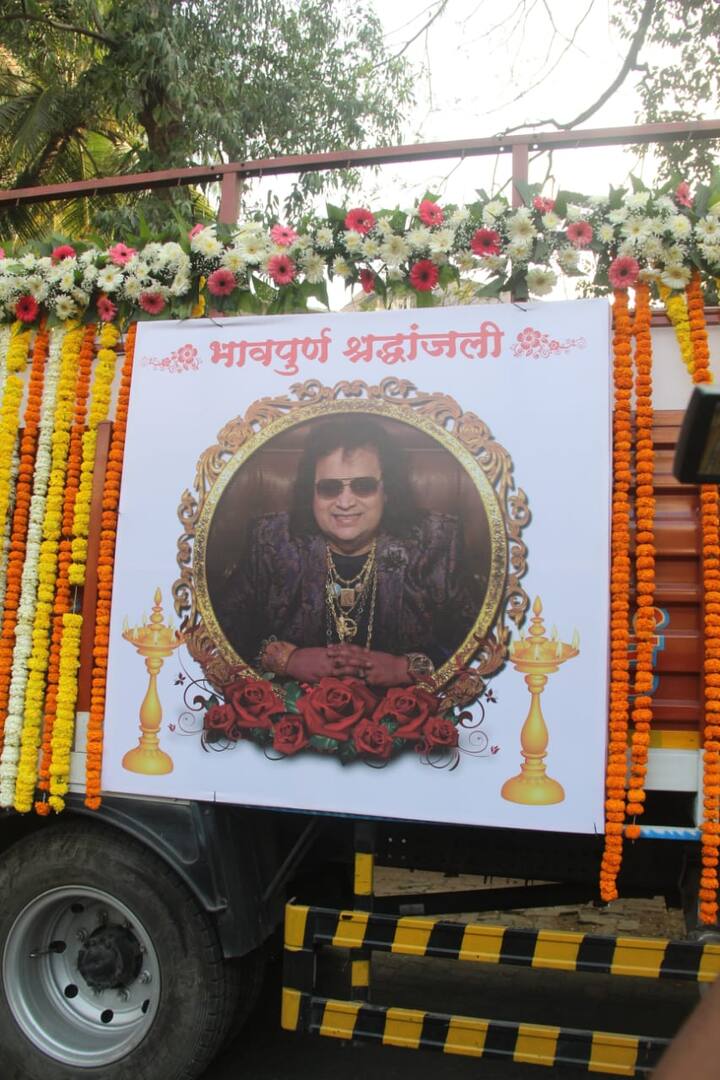 बप्पी लाहिड़ी के निधन के बाद से इंडस्ट्री में शोक की लहर छा गई है. हर कोई बप्पी दा के जाने से बहुत दुखी है. सोशल मीडिया पर सेलेब्स पोस्ट शेयर करके दुख जाहिर कर रहे हैं.