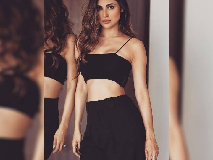 मौनी रॉय सोशल मीडियावर प्रचंड सक्रिय आहे. फोटो आणि व्हिडीओ शेअर करून ती स्वतःबद्दल अपडेट देत असते. चाहतेही मौनीच्या फोटोंची आतुरतेने वाट पाहत असतात.