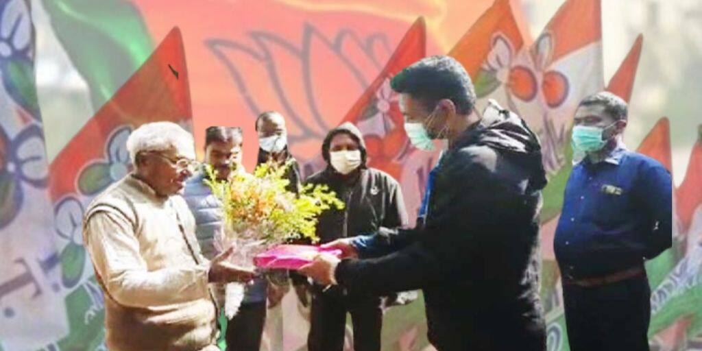 Siliguri Municipal Election 2022 : মিষ্টি-ফুল নিয়ে জয়ী তৃণমূল প্রার্থীর বাড়িতে পরাজিত বিজেপি প্রার্থী Siliguri Municipal Election 2022 Defeated BJP Candidate Shankar Ghosh Met Winning TMC Candidate With Flower Siliguri Municipal Election 2022 : মিষ্টি-ফুল নিয়ে জয়ী তৃণমূল প্রার্থীর বাড়িতে পরাজিত বিজেপি প্রার্থী