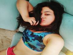 Poonam Bajwa Photos: వామ్మో పూనమ్, మీరైతే రెప్పవేయరంతే