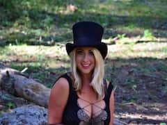 Trending News: शादीशुदा मॉडल को सैकड़ों लड़के भेजते हैं महंगे गिफ्ट, असली उम्र सुनकर उड़ जाते हैं होश