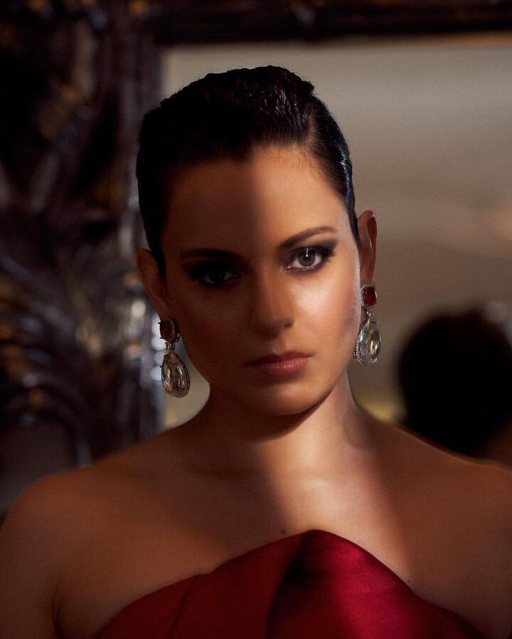 बॉलीवुड अभिनेत्री कंगना रनौत (Kangana Ranaut) तिच्या फॅशन स्टेटमेंट मुळे नेहमीच लाइमलाइट मध्ये असते.  (Photo Credit : @kanganaranaut/Instagram)