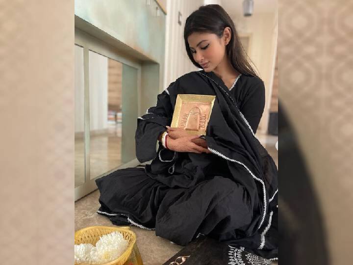 या फोटोंमध्ये तिने काळ्या रंगाचा सूट परिधान केलेला दिसत आहे. मौनी काळ्या रंगाच्या सूटमध्ये खूप सुंदर दिसत आहे.