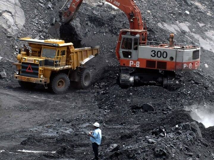 Central govt on Coal Crisis state supplied more coal in April despite arrears of Rs 2390 crore  Coal Crisis : राज्याकडे 2390 कोटींची थकबाकी असतानाही एप्रिलमध्ये अधिक कोळसा पुरवला; केंद्राचे स्पष्टीकरण