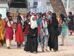 Hijab Row: मुस्लिम लड़कियों ने अदालत से की अपील, कहा- शुक्रवार और रमजान में दें हिजाब पहनने की अनुमति