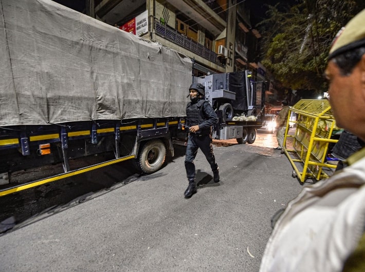 10 दिन पहले उसके साथ यहां 3 और लड़के रहने आ गए. पुलिस के पहुंचने से पहले सभी IED का बैग कमरे पर छोड़कर फरार हो गए. ग़ाज़ीपुर में मिली आईईडी औऱ आरडीएक्स मामले की जांच के दौरान स्पेशल सेल ने कई दर्जन संदिग्ध फोन कॉल इंटरसेप्ट किये थे जिसके आधार पर इस घर का पता चला था.