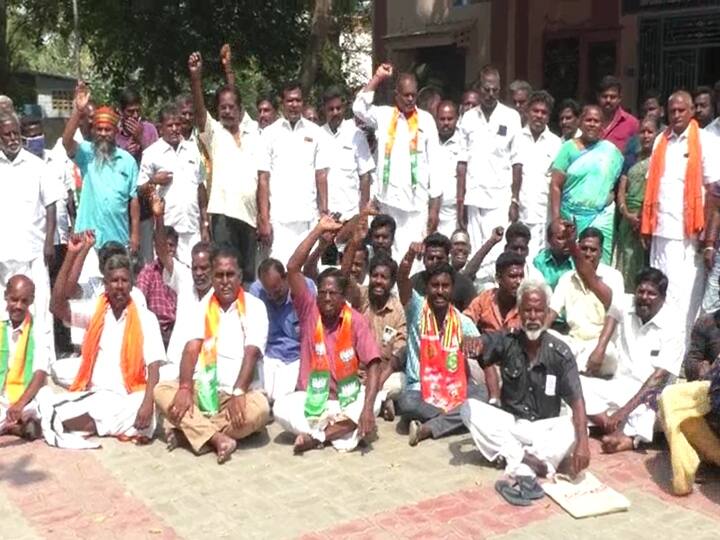 Trichy district Manachanallur municipality candidates Sudden demonstration ‛தேர்தலை ரத்து செய்தே ஆகணும்...’ திடீரென தர்ணாவில் குதித்த வேட்பாளர்கள்!