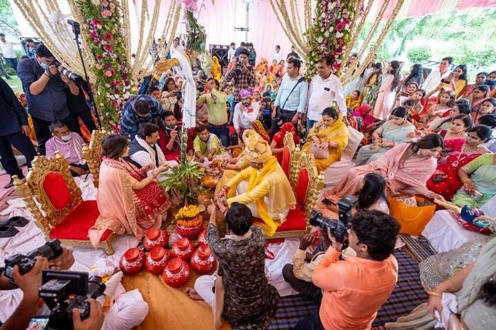 पिछले साल भतीजी दीपाली की शादी में डिंपल यादव पति अखिलेश यादव के साथ कन्यादान करती नजर आई थीं.