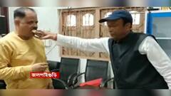 Jalpaiguri : মমতার ছবি ও গীতা উপহার দিয়ে 'বিক্ষুব্ধে'র মান ভাঙালেন জেলা তৃণমূল নেতৃত্ব