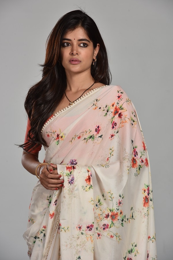 আজ প্রকাশ পেয়েছে প্রত্যেক চরিত্রের প্রথম লুক। শাড়ি, কুর্তি, সালোয়ার কামিজে সাবেকি সাজে দেখা গেল মধুমিতাকে। সাবেকি সাজ ইন্দ্রাণী হালদারেরও। অন্যদিকে ক্যাজুয়াল আর কোট-প্যান্ট, দুই সাজেই দেখা গেল বিক্রমকে। আজ থেকে শুরু হচ্ছে ছবির শ্যুটিং। আপাতত শ্যুটিং চলবে কলকাতা ও আশেপাশের অঞ্চলে।