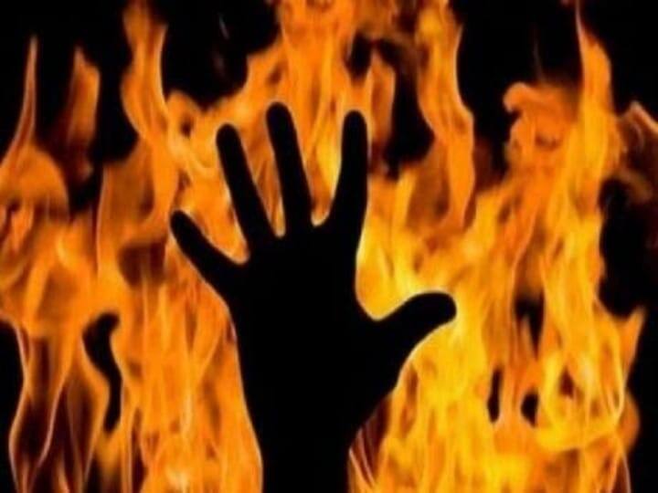 Bihar Crime: Woman burnt alive on charges of witchcraft, victim jumped into pond to escape Bihar Crime: डायन के आरोप में महिला की जिंदा जलाकर हत्या, बचने के लिए तालाब में कूद गई थी पीड़िता