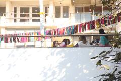 Farhan Akhtar Shibani Mehandi Ceremony: जगमग हुआ घर, मेहंदी सेरेमनी में सज-धज कर पहुंचीं Anusha Dandekar और Amrita Arora