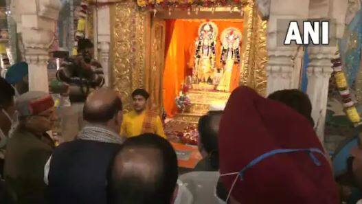 ਸ੍ਰੀ ਹਰਿਮੰਦਰ ਸਾਹਿਬ 'ਚ ਮੱਥਾ ਟੇਕਣ ਤੋਂ ਬਾਅਦ ਰਾਜਨਾਥ ਸਿੰਘ ਇੱਥੋਂ ਦੇ ਦੁਰਗਿਆਣਾ ਮੰਦਿਰ 'ਚ ਪੁੱਜੇ ਤੇ ਉੱਥੇ ਪੂਜਾ ਅਰਚਨਾ ਕੀਤੀ।