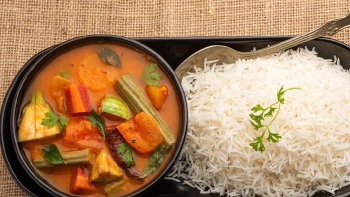 তবে খুব সহজে বাড়িতেই বানিয়ে নিতে পারেন সাম্বার। ঝুট-ঝামেলা নেই বললেই চলে। বাড়িতে মজুত জিনিস দিয়েই সুস্বাদু সাম্বার তৈরি করে নিতে পারেন অতি কম সময়ে।