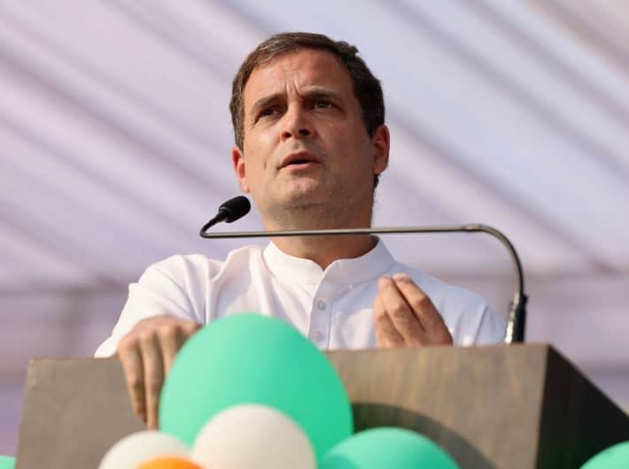 राहुल गांधी (Rahul Gandhi) ने कहा, ''मोदी जी के भाषण में अब 15 लाख रुपए; रोजगार की बात नहीं होती. वो अब रोजगार, विकास, 15 लाख के बारे में बिलकुल नहीं बोलते.'' उन्होंने आगे कहा कि पूरे देश में आज बेरोजगारी है. क्योंकि मोदी जी ने नोटबंदी की, गलत जीएसटी लागू की, कोरोना में मदद नहीं की, MSMEs की रक्षा नहीं की.