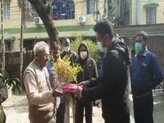 Siliguri : ভোটে হেরেও রাজনৈতিক সৌজন্য, শিলিগুড়িতে জয়ী তৃণমূল প্রার্থী প্রতুল চক্রবর্তীর বাড়িতে পরাজিত বিজেপি প্রার্থী শঙ্কর ঘোষ | Bangla News