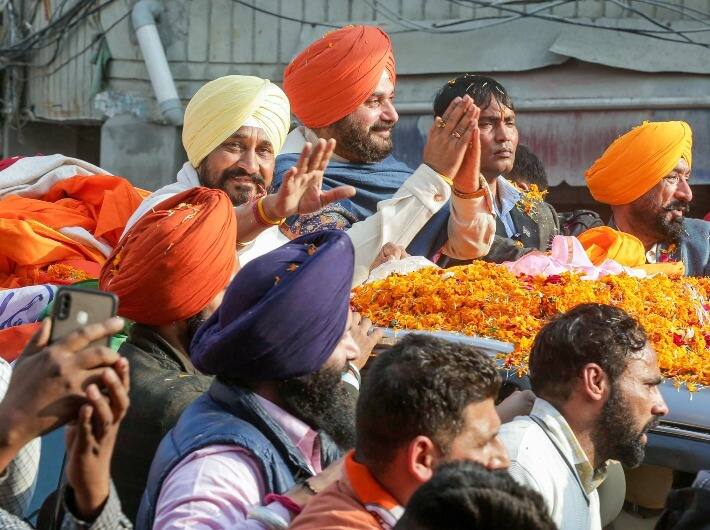 Punjab Election 2022 CM Charanjit Singh Channi Punjab Congress president Navjot Singh Sidhu roadshow in Amritsar Punjab Congress Punjab Election 2022: अमृतसर में नवजोत सिंह सिद्धू के लिए प्रचार करने उतरे सीएम चन्नी, दोनों ने मिलकर किया रोड शो