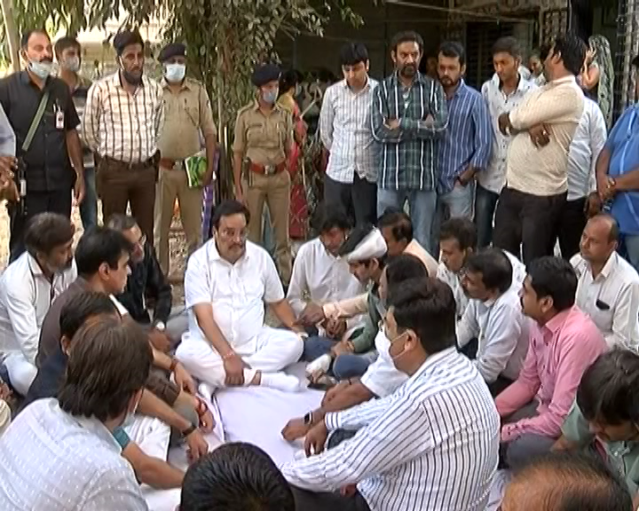 Surat: Gujarat BJP president CR Patil met Grishma's family પ્રદેશ ભાજપ પ્રમુખ સીઆર પાટીલે ગ્રીષ્માના પરિવાર સાથે કરી મુલાકાત, કેસ ઝડપથી ચલાવવામાં આવશે તેવી આપી ખાતરી