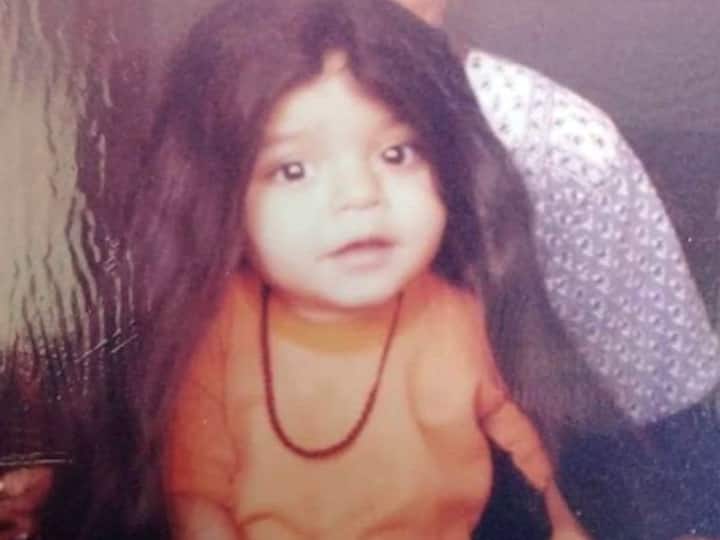 rakhi sawant unseen childhood photo drama queen childhood memories viral Name The Star: ऑरेंज टी-शर्ट पहनी लंबे खुले बालों वाली ये बच्ची आज हैं टीवी की ड्रामेबाज क्वीन, पहचाना क्या?