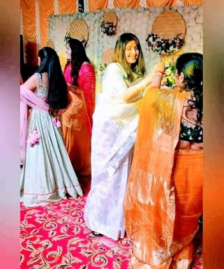 डिंपल यादव जहां राजनीतिक रैलियों में मंच से विरोधियों पर गरजती हैं तो वहीं परिवार के शादी ब्याह के आयोजनों में थिरकती भी हैं.