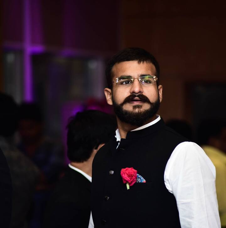 अब्बास अंसारी ने अपने चुनावी हलफनामे में बताया है कि उनके पास एक डीबीबीएल गन, एक DT03297W गन, एक DER11317 गन , एक रिवाल्वर, TA013638 गन, एक राइफल, एक पिस्टल और एक स्पोर्ट्स राइफल ब्लेजर है.