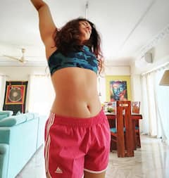 Poonam Bajwa Photos: వామ్మో పూనమ్, మీరైతే రెప్పవేయరంతే