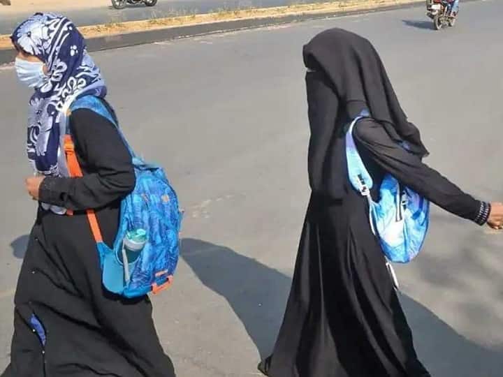 Uttar pradesh news Hijab-saffron banned in Aligarh Dharma Samaj College ANN Hijab Controversy: अलीगढ़ के धर्म समाज कॉलेज में हिजाब-भगवा पर बैन, प्रिंसिपल ने जारी किया यह नोटिस