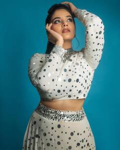 Sreemukhi Photos: చుక్కల్లో చందమామలా మెరిసిపోతున్న శ్రీముఖి