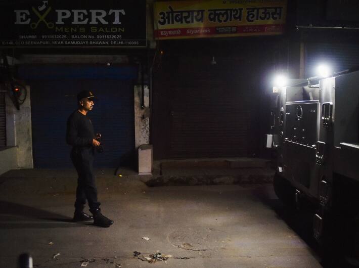 पुलिस सूत्रों के मुताबिक, फ़रार संदिग्ध फर्जी नाम पते पर ओल्ड सीमापुरी के इस मकान में रह रहे थे . मकान मालिक ने उनका पुलिस वेरीफिकेशन नहीं कराया था. पुलिस को घर से कुछ कपड़े और कुछ अन्य समान भी मिले हैं लेकिन जिस तरीके से गाजीपुर, ओल्ड सीमापुरी के तार हिमाचल प्रदेश के कुल्लू से जुड़े हैं वो देश में बड़ी आतंकी साजिश की और इशारा कर रहे हैं.