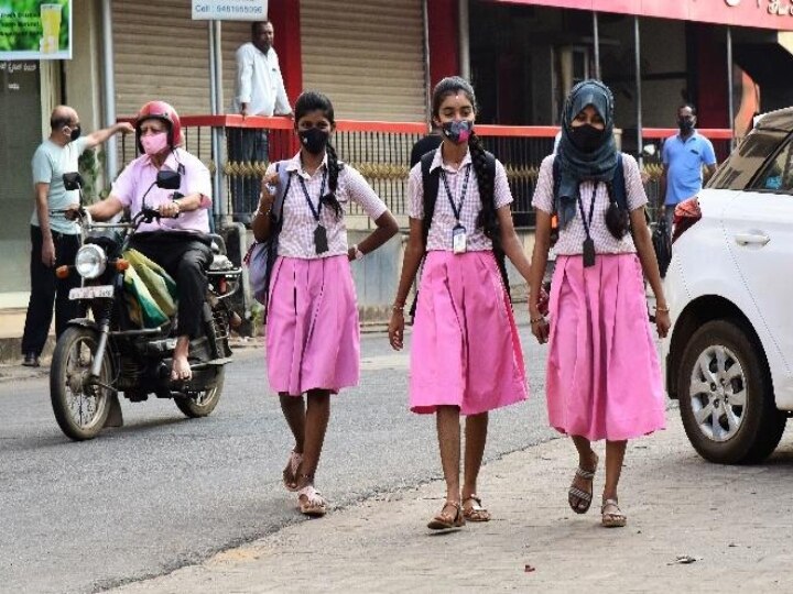 பாசம் வைக்க நேசம் வைக்க... கர்நாடகாவில் கைகோர்த்து நடந்த இந்து - முஸ்லீம் பள்ளித் தோழிகள் - வைரலாகும் புகைப்படங்கள்