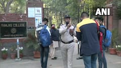 Delhi University Reopen: करीब दो साल बाद छात्रों से गुलजार दिखा Delhi University का कैंपस, स्टूडेंट्स बोले- ऑनलाइन से ऑफलाइन क्लास बेहतर