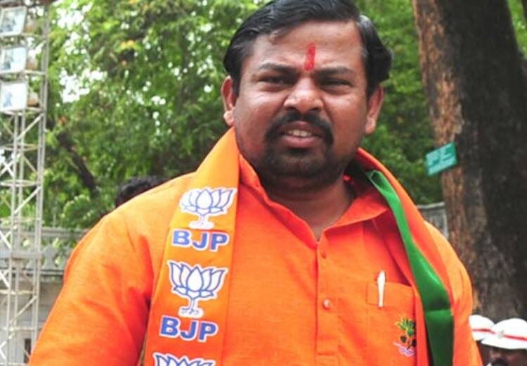 ECI issues notice to Telangana BJP MLA Raja Singh for his controversial remarks on Uttar Pradesh Elections `பாஜகவுக்கு வாக்கு செலுத்தாதவர்களின் வீடுகள் இடிக்கப்படும்!’ - பாஜக எம்.எல்.ஏ சர்ச்சைப் பேச்சு.. தேர்தல் ஆணையம் நோட்டீஸ்!