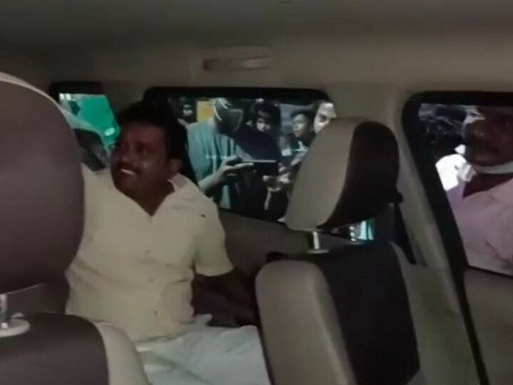 TN Urban Local Body Election 2022: Independent Candidate Gives Cash to Voters in Trichy TN Urban Local Body Election 2022: லஞ்சம் கொடுத்த சுயேட்சை வேட்பாளர்... தர்ம அடி கொடுத்த பொதுமக்கள்!