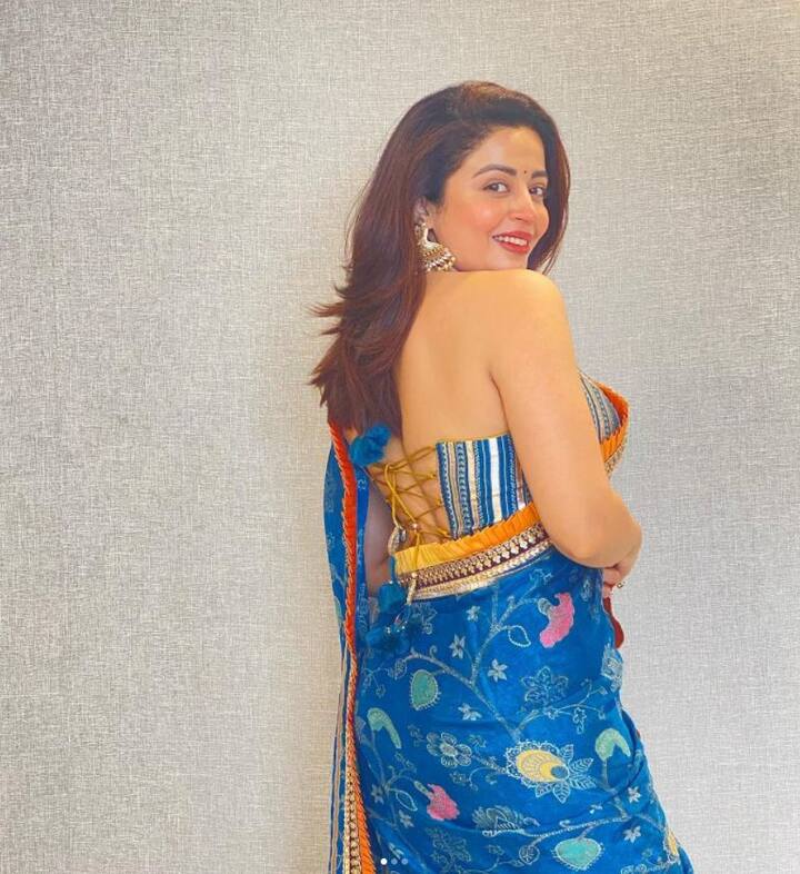 साडी परिधान केलेला लुक तिला चांगलाच सूट करतो