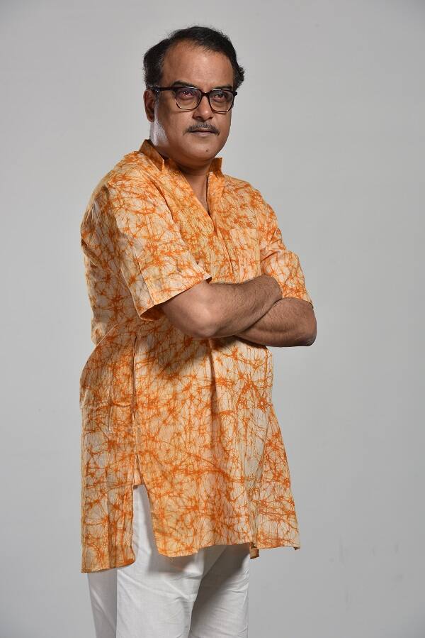 তাঁর চরিত্রের নাম প্রণোতোষ। এই প্রণোতোষই বাড়ির কর্তা। মিঠির সিদ্ধান্তে বেশ বিরক্ত তিনিও। বড়দের আপত্তির পরেও কী মিঠি নিজের পদবি ব্যবহার করতে পারবে? উত্তর দেবে 'কুলের আচার'।
